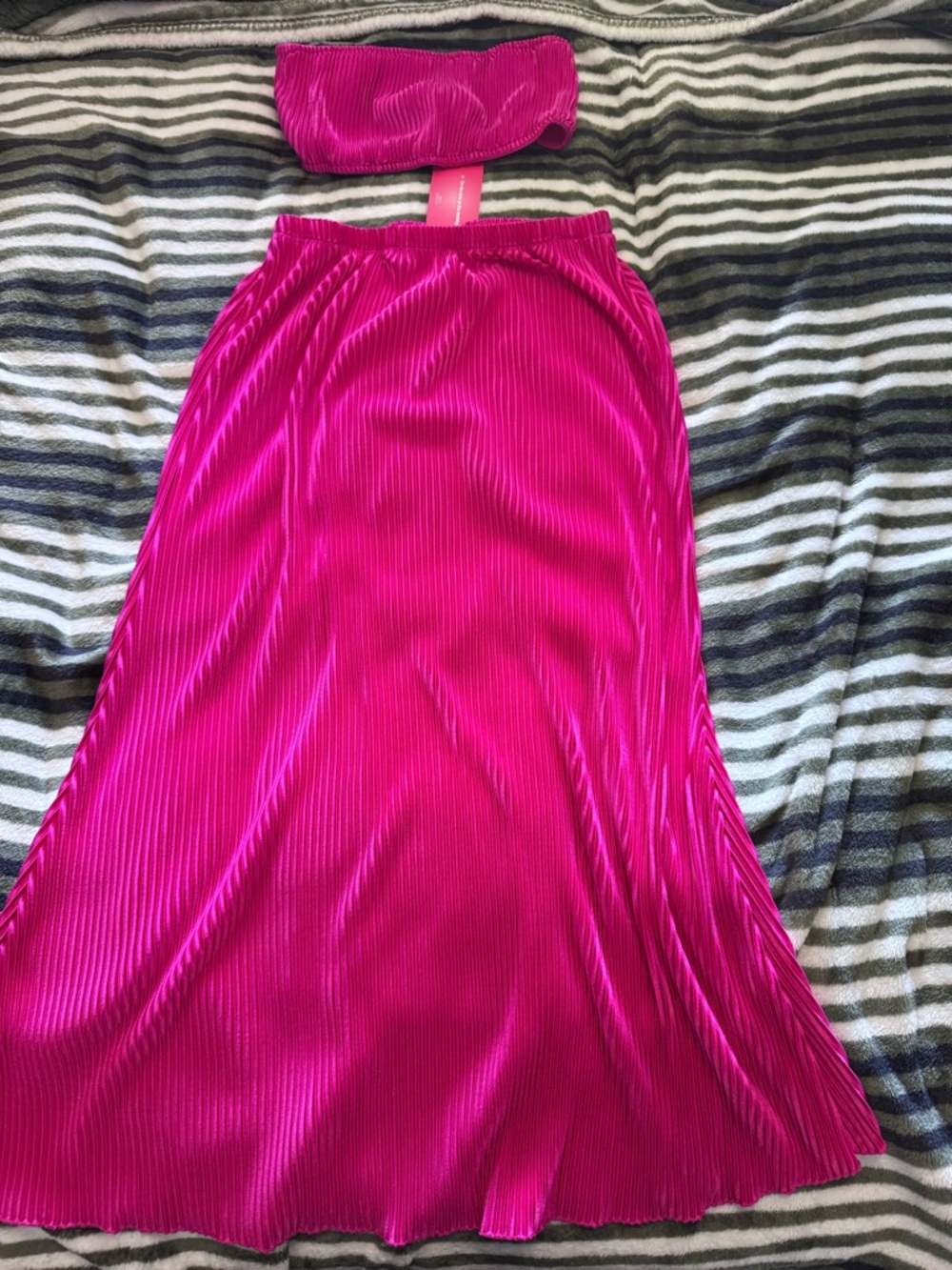 Women’s Fuchsia Pleated Midi Skirt!!